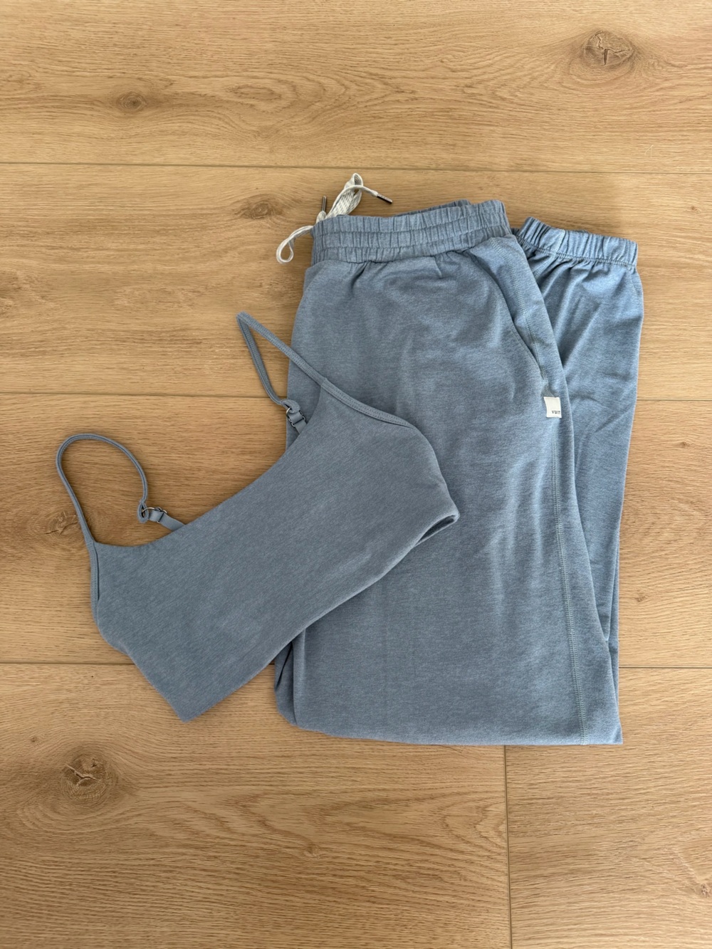 Vuori Performance Set - Bra and Joggers